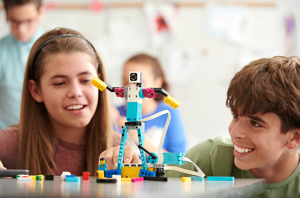 Uczniowie wykorzystujący na zajęciach zestaw LEGO® Education SPIKE™ Prime - zestaw rozszerzający z płytką LEGO® Education SPIKE™ Prime