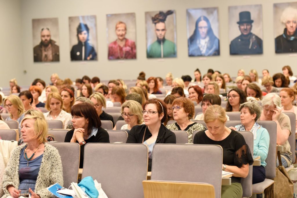 Uczestnicy konferencji podczas wykładów i wystąpień