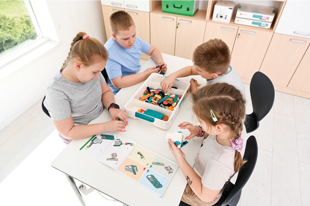 Dzieci pracują z zestawem Lego Education Science anuki przyrodnicze i ścisle