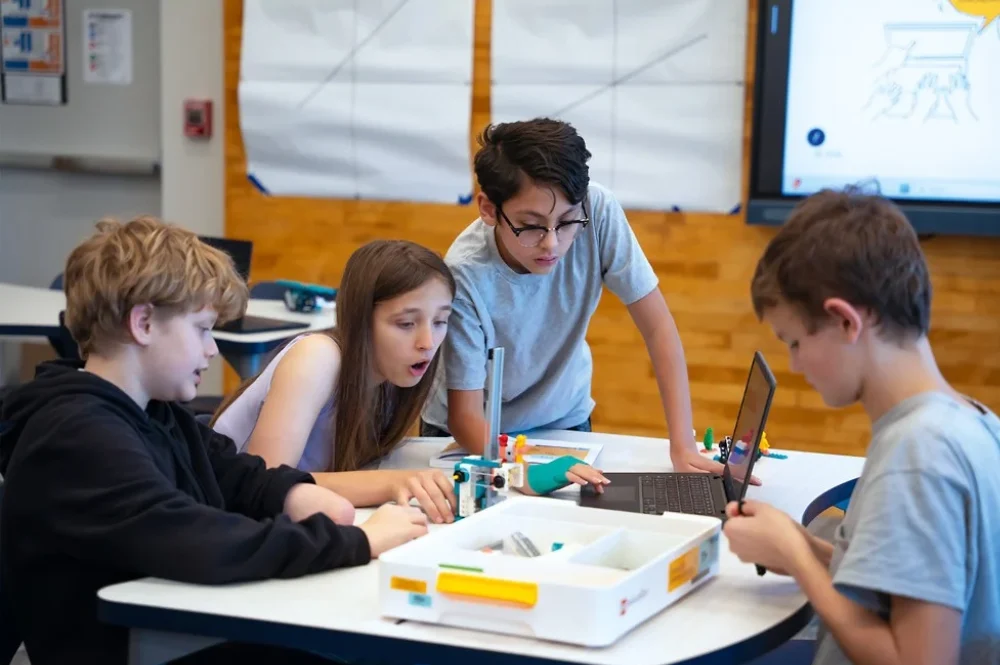 uczniowie programują model zbudowany z klocków LEGO Education