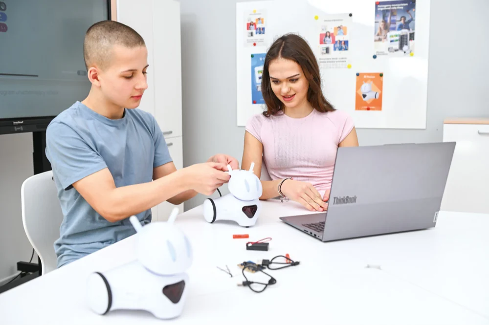 uczniowie uczą się kodowania z robotami Photon