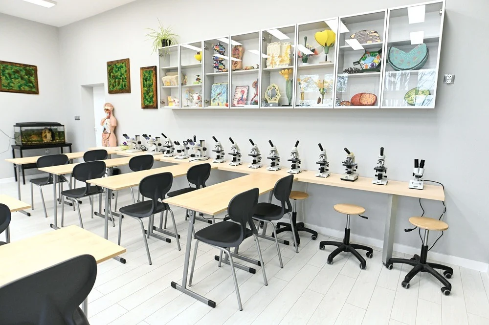 wnętrze pracowni przyrodniczej w szkole